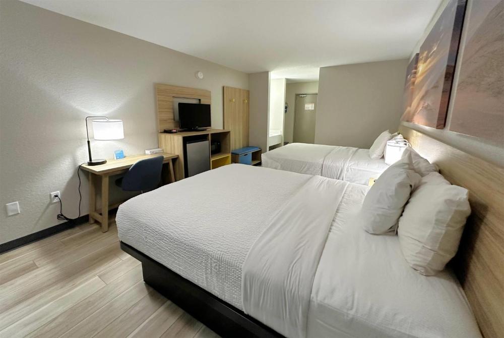Queen Room with Two Queen Beds - Non-Smoking interior
