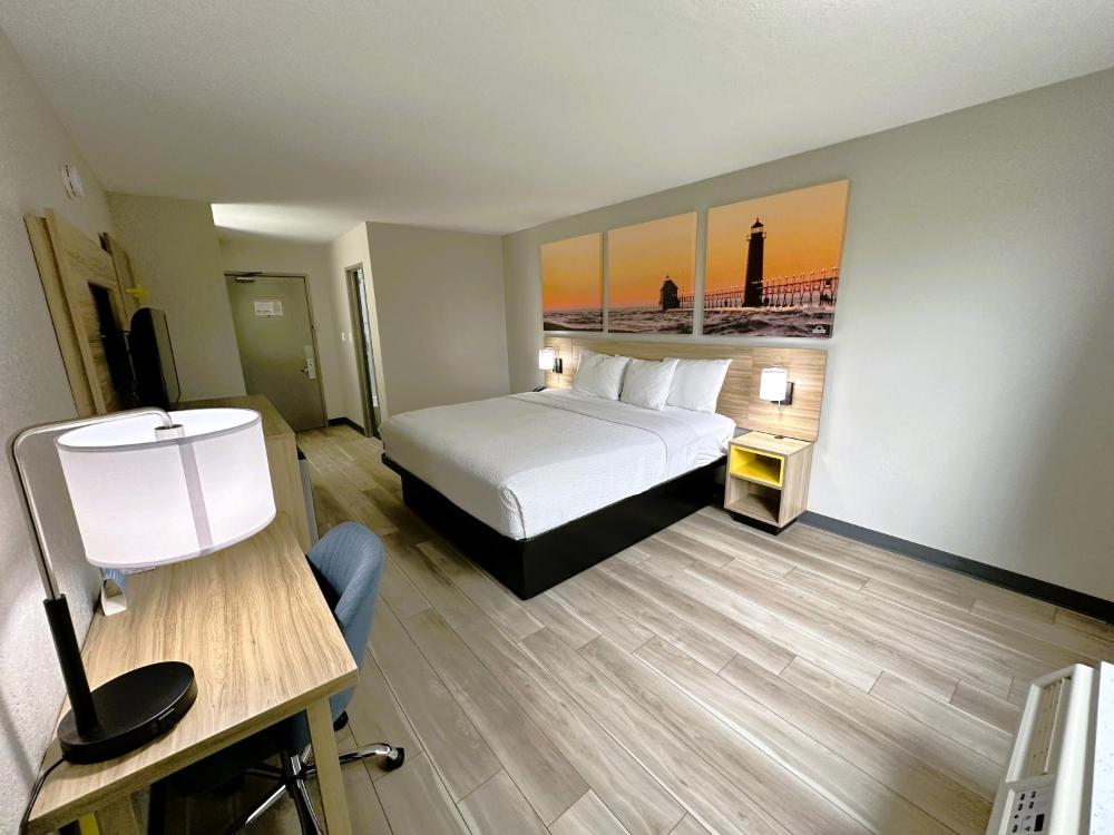 King Room - Non-Smoking interior
